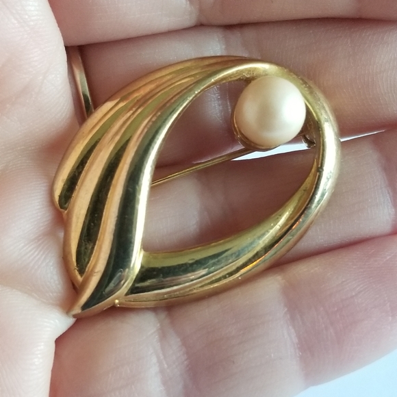 Vintage brooch faux pearl gold tone ripple ridge - Picture 3 of 7